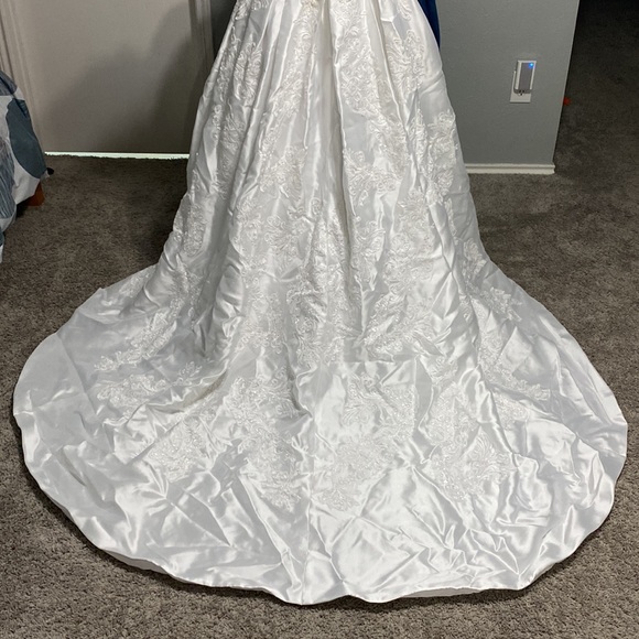 Oleg Cassini ball gown wedding dress - Picture 11 of 13